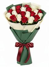 Букет Микс из красных и белых роз в Досчатое
