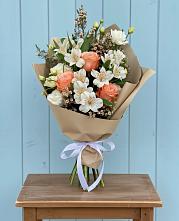 Букет цветов из:  Альстромерии, Лизиантусы, Розы и Хризантемы в Досчатое