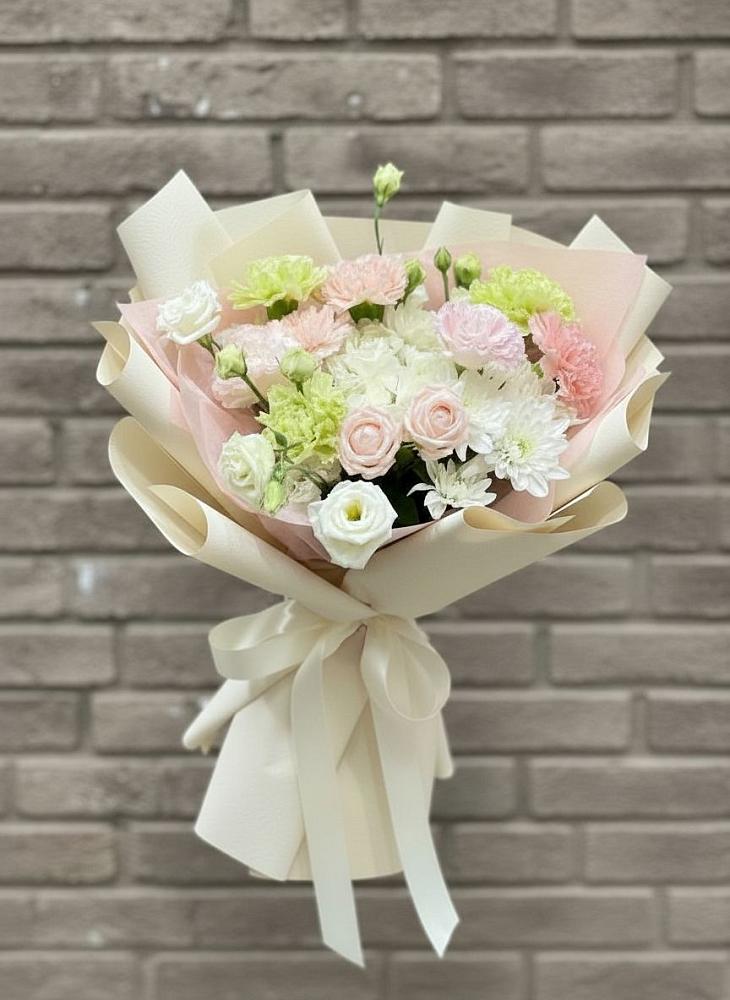 Букет цветов из: Гвоздики, Розы, Лизиантусы и Хризантемы в Досчатое